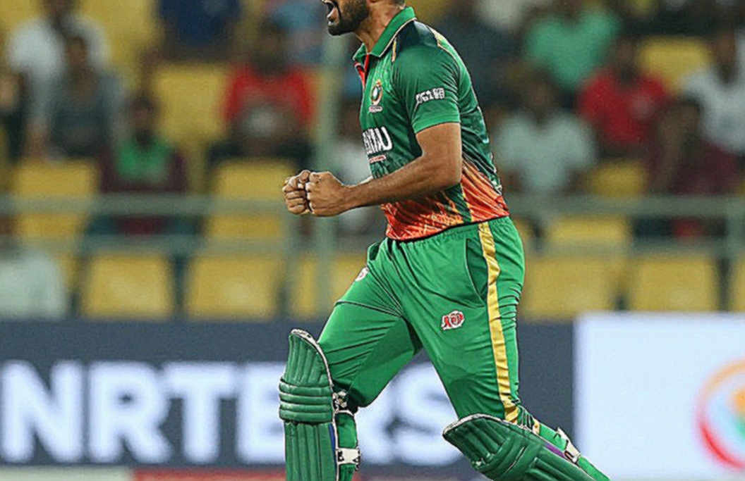 শিরোপার শিখরে দাঁড়িয়েই সরে দাঁড়ালেন হারমানপ্রীত: ভারতীয় নারী ক্রিকেটে নেতৃত্ব হস্তান্তরের হিসাব