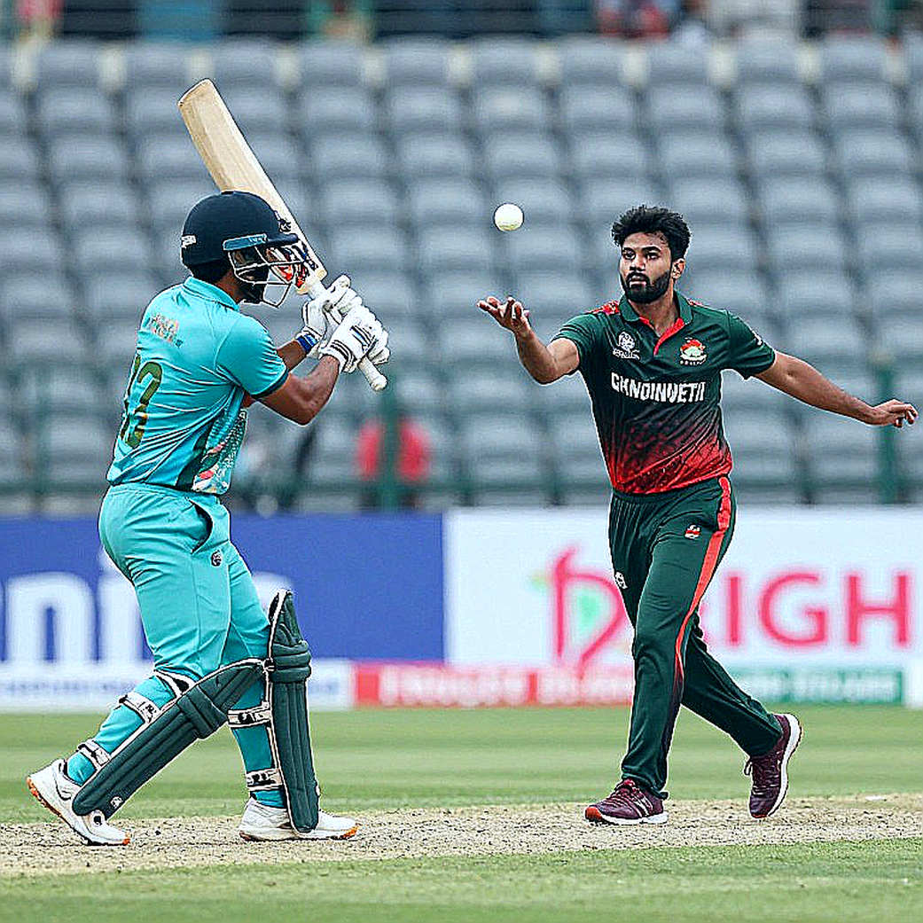 লাঞ্চের পরের ধস: এক চ্যানেল, রিভার্স-সুইং আর আহমাদজাইয়ের নীরব নকশা